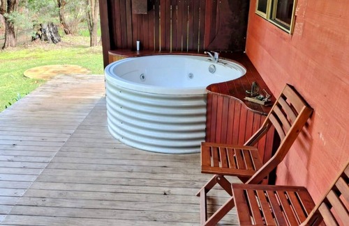 Peerabeelup Cottage | Two Bedroom Cottage - sleeps 4 - Self contained 2 Bedroom Cottage 1 King and 1 Queen
