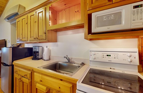 Northport Cabin | Two-bedroom dog-friendly cabin with firepit, gym & trails for your next escape
