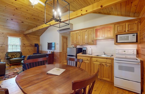 Northport Cabin | Two-bedroom dog-friendly cabin with firepit, gym & trails for your next escape