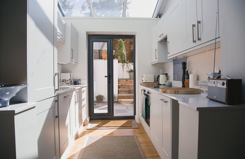 Town Apartment | Two bedroom garden flat in Fulham close to transport and shops.