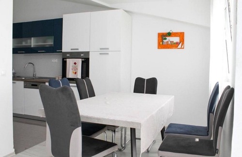 Kastela Apartment | Two bedroom apartment with balcony and sea view Kaštel Kambelovac, Kaštela (A-21372-c)