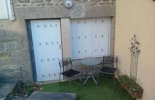 Rostrenen House | Two Bedroom Townhouse, Sleeps 4 People, A 5 Minute Walk From Amenties