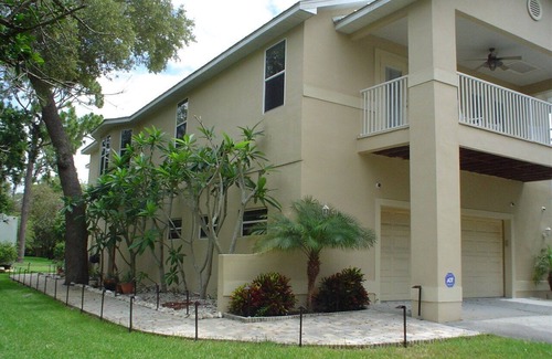 Tarpon Springs Apartment | Two Bedroom Two Bath Second Story Apartment