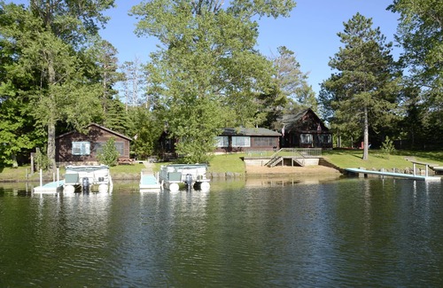 Hayward House | Two-bedroom with two queen beds, lake front on Big Round