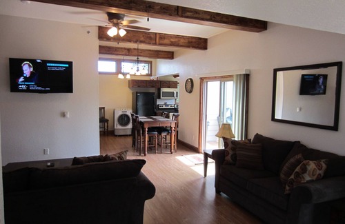 Custer House | Two Blocks from Downtown Custer-SHOP, EAT, EXPLORE