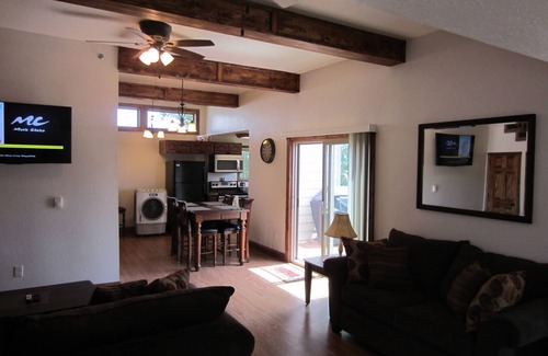 Custer House | Two Blocks from Downtown Custer-SHOP, EAT, EXPLORE