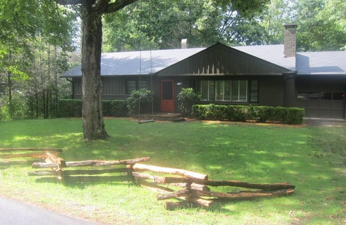 Highlands House | TWO BLOCKS FROM MAIN ST.! 5 BDRM/3 BA, WiFi. HD.