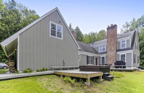 Moscow House | Two Chimneys: 5 br, a/c, fireplace, deck hot tub, firepit, garage