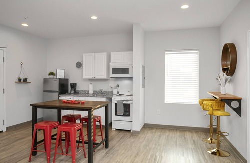 Maxwell House | TWO Condos! Great for groups! Parking! 8 Bedroom/4ba!