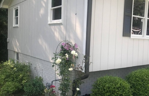 Woodstock House | Two Kings & a Queen-Woodstock Extended Stay