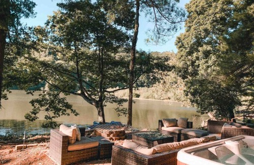 Martinsville Cabin | Two lakefront cabins next door