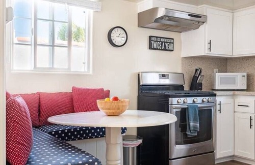 Gas Lamp Section House | Two minutes to beach with parking