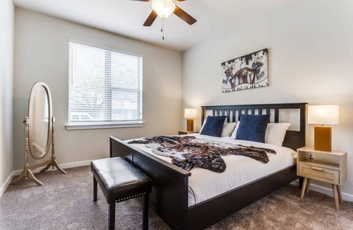 West Congress Apartment | TWO Modern SoCo CozySuites w/ 2 Pools!