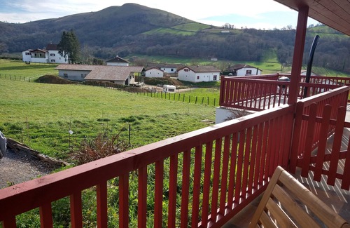 Bustince-Iriberry Apartment | Two pers Studio Adèle - view of the Pyrenees - 7km from Saint-Jean-Pied-de-Port.