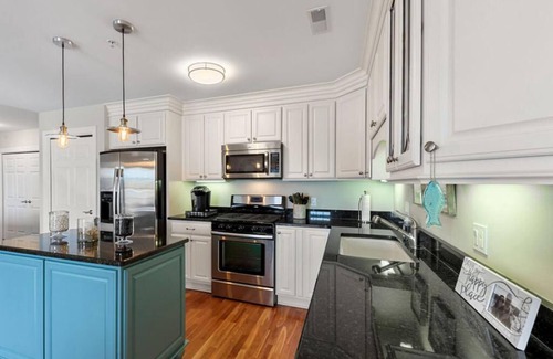 New Buffalo Condo | Two Pools & Gym - Walk to Beach - Shop & Eat Downtown | Downtown Convenience