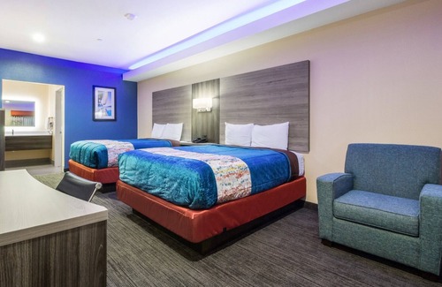 Houston House | Two Queen Bed, Scottish Inns, Guest Laundry, Near The Galleria, Free Parking