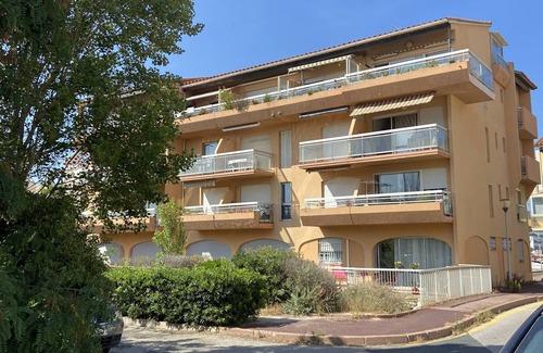 Le Port Apartment | Two-room apartment with balcony, BBQ and parking near the beach