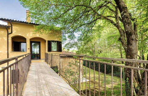 Sorano Apartment | Two-room apartment of approximately 60 m2 located on the ground floor or first floor with air conditioning, independent heating and wi fi connection.Composed of a living room with equipped kitchenette, fridge, microwave oven, toaster, sofa and satellite