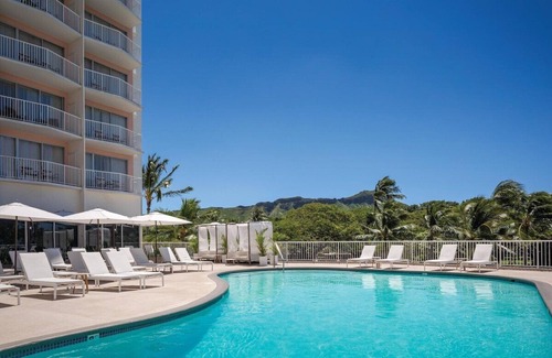 Honolulu Hotel | Two Rooms with Easy Pool Access! Property Close to Waikiki Beach!