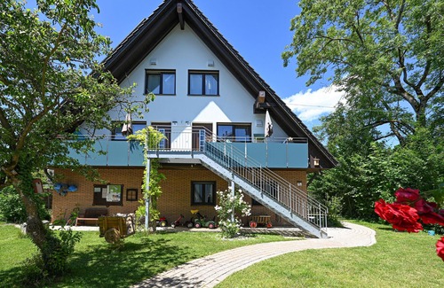Waggershausen Apartment | Two-storey apartment with plenty of space in the living room/kitchen, close to the playground