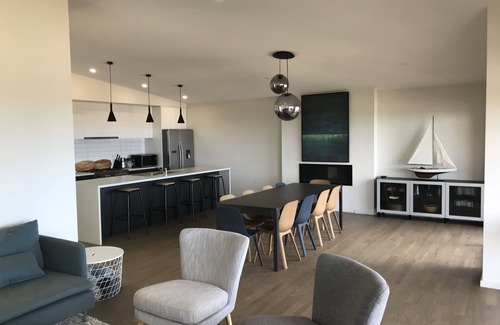 Carrickalinga House | Two storey modern beach house with stunning views