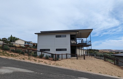Carrickalinga House | Two storey modern beach house with stunning views