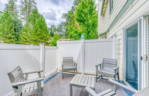Bass Lake Condo | Two-story condo in gated community with patio, pool, hot tub - walk to Bass Lake