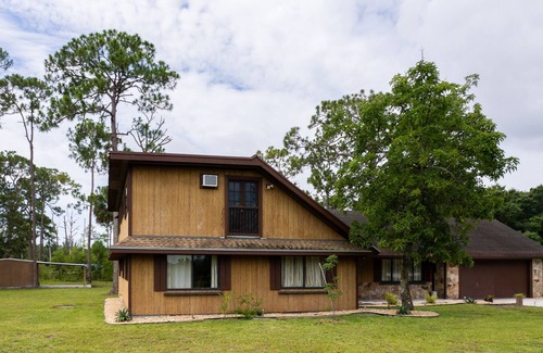 Loxahatchee Groves Other | Two-story, dog-friendly farmhouse with a lotus pond, washer/dryer, & WiFi