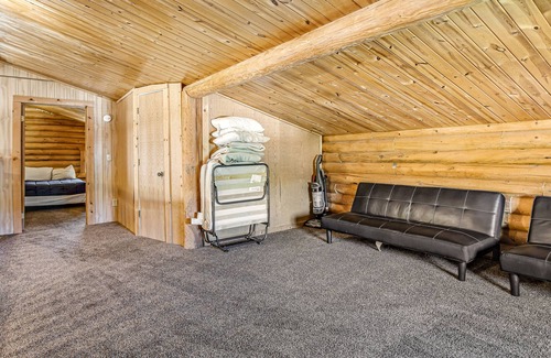 St. Charles Cabin | Two-story lodge with large dining area