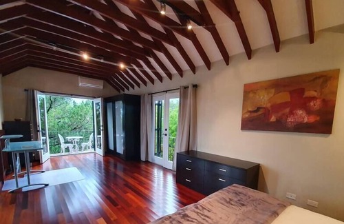 Pembroke Apartment | Two Story Modern 1 Bed Close to City of Hamilton