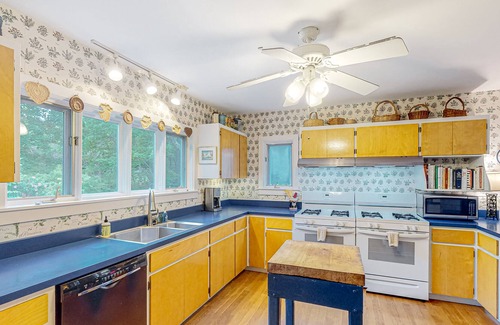 Otter Creek House | Two-story mountain view home with a full kitchen, fast WiFi, firepit, & patio