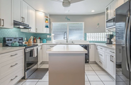Kaneohe House | Two-story ocean view home with a furnished patio & deck, washer/dryer, & AC