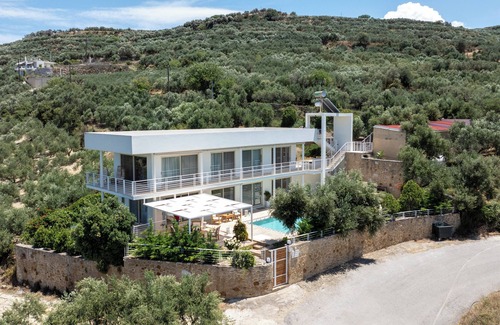 Kissamos Villa | Two-story villa with pool close to Kissamos