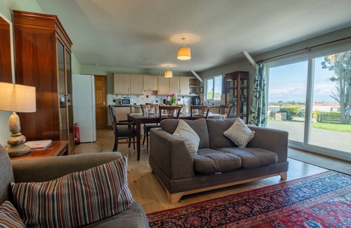 Rhyd-y-clafdy Cottage | Ty Bach, Llanbedrog - sleeps 6 guests in 3 bedrooms