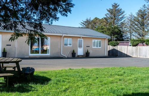 Rhyd-y-clafdy Cottage | Ty Bach, Llanbedrog - sleeps 6 guests in 3 bedrooms