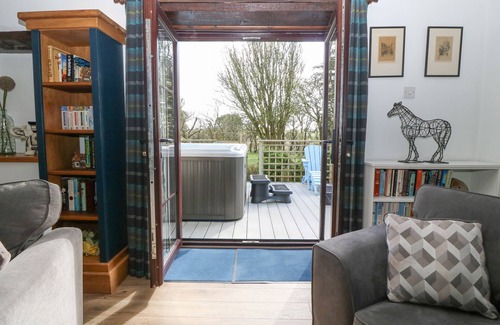 Llanfaethlu Cottage | TY GWENNOL, pet friendly, with hot tub in Llanfaethlu