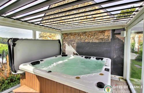 Plouegat-Moysan Ski Chalet | Ty Koad
