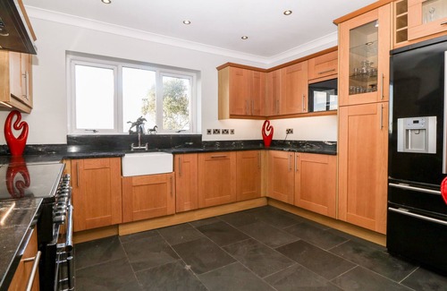 Bodorgan Cottage | TYN RALLT ICE CREAM FARM, family friendly, with hot tub in Newborough