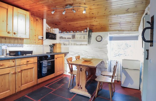 Manod Cottage | TYN Y CEFN, pet friendly, with open fire in Blaenau Ffestiniog