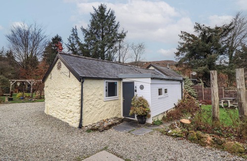 Manod Cottage | TYN Y CEFN, pet friendly, with open fire in Blaenau Ffestiniog