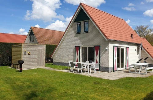 Breskens House | Type Zeemeeuw located at the Schoneveld holiday park is a tough holiday home with great comfort (87 m2). Around the House there is a garden with driveway for the car.