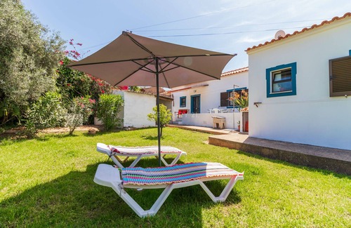 Sao Bartolomeu de Messines House | Typical house between sea and mountains