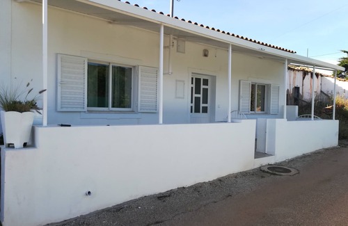 Sao Bartolomeu de Messines House | Typical house between sea and mountains