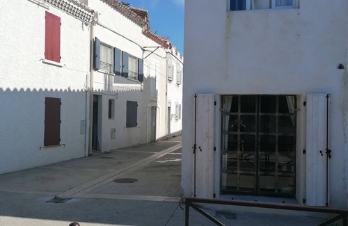 Saintes-Maries-de-la-Mer House | Typical village house 2mn walk from the sea for 3persons