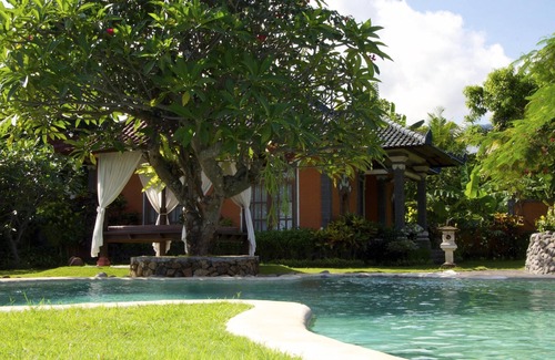 Lovina Villa | Typical Balinese villa with beautifully landscaped swimming pool