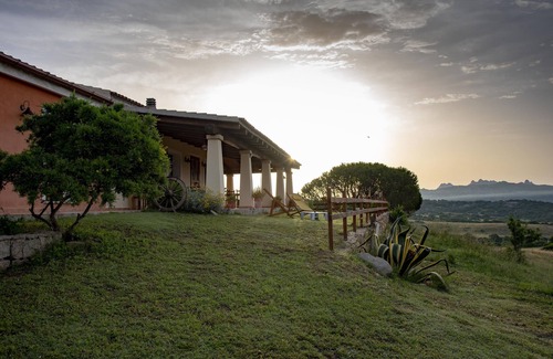 Sa Castangia House | Typical house with panoramic views, in the countryside 15 minutes from the sea.