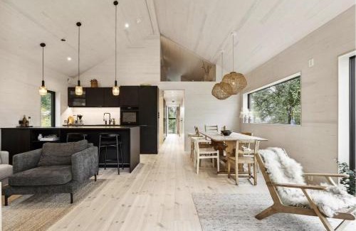 Hole House | Tyristua