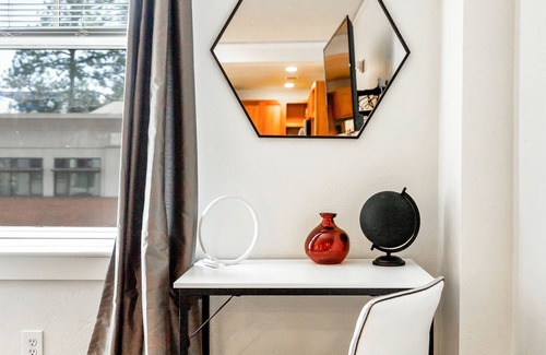Downtown Eugene Apartment | U of O within reach! Good WIFI! Vibrant Stay!