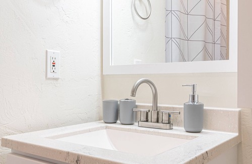 Downtown Eugene Apartment | U of O within reach! Good WIFI! Vibrant Stay!