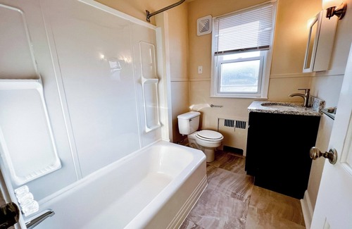 Oakmont Apartment | U.S Open Rental, Historical apartment 1/2 block from Oakmont restaurants & bars